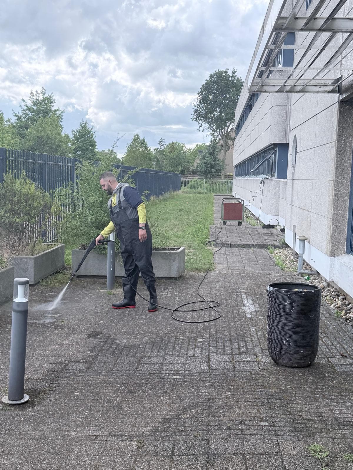 Vakkundige hogedrukreiniging van klinkerbestrating