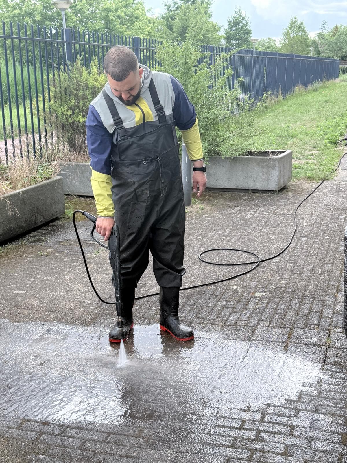 Hogedrukreiniging van bestrating in uitvoering door Vortex S.R.