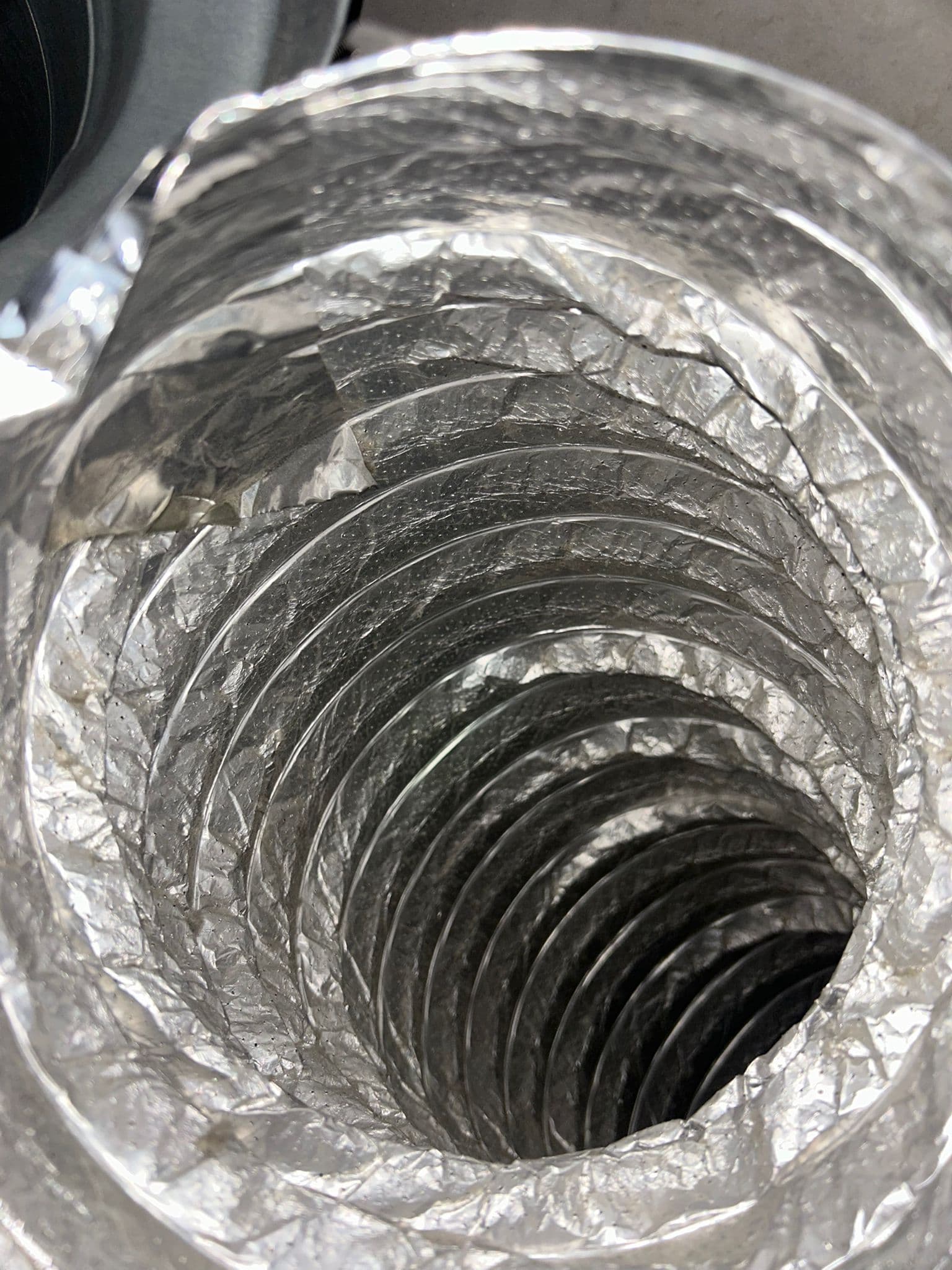 Schoon, glanzend ventilatiekanaal na reiniging